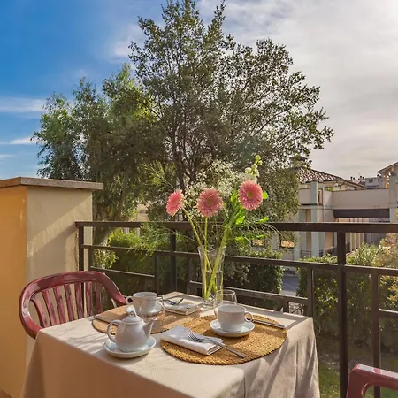 With 4 And Garden, Cleaning Included Hébergement de vacances Rome